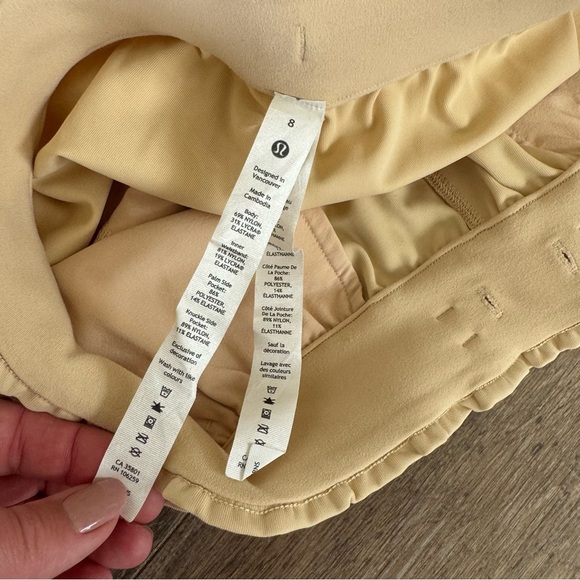 Lululemon 🍋 STRETCH LUXTREME HIGH-RISE SHORT 3.5"
Prosecco - Picture 3 of 7